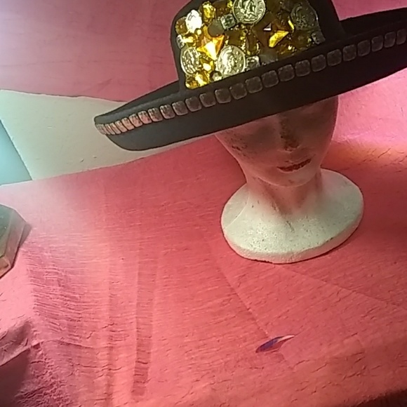 Black hat main image 4